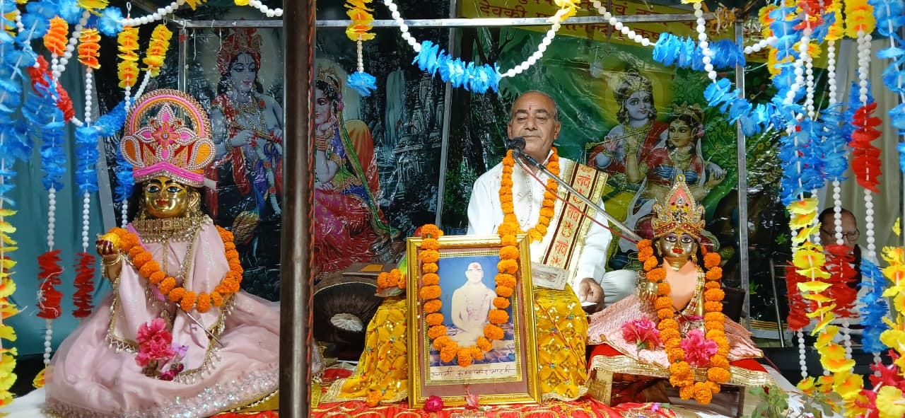 छावनी के बोह में आयोजित श्रीमद भावत कथा के दौरान मौजूद श्रद्धालु। स्वयं छावनी के बोह में आयोजित श्रीमद भावत कथा के दौरान मौजूद श्रद्धालु। स्वयं