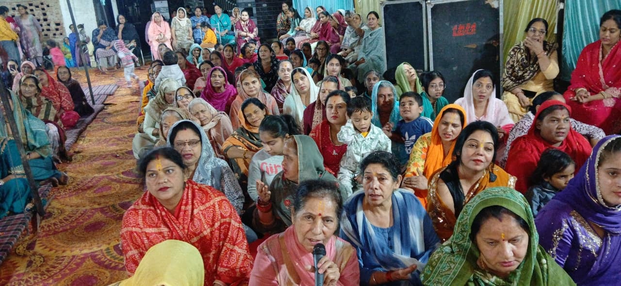 छावनी के बोह में श्रीमद भागवत कथा सुनाते कथावाचक प्रेम साग पथिक। प्रवक्ता