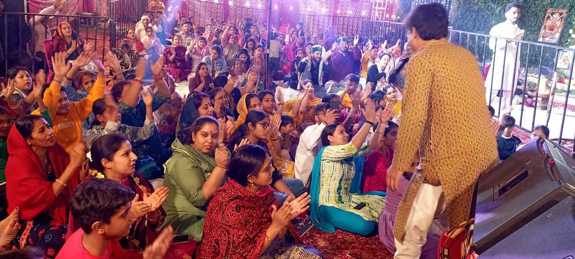 छावनी के दयाल बाग में आयोजित भजन संध्या में बाबा के भजनों पर झूमते श्रद्धालु। स्वयं छावनी के दयाल बाग में आयोजित भजन संध्या में बाबा के भजनों पर झूमते श्रद्धालु। स्वयं