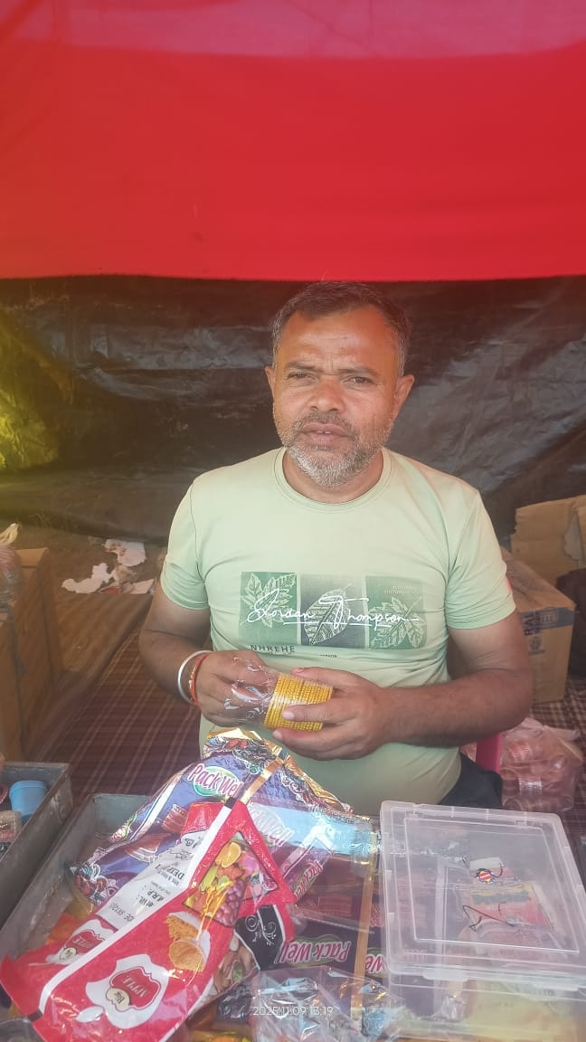 फोटो - 01 मेला परिसर में लगी दुकानों से खरीदारी करते लोग। संवाद