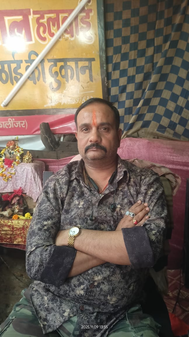 फोटो - 01 मेला परिसर में लगी दुकानों से खरीदारी करते लोग। संवाद