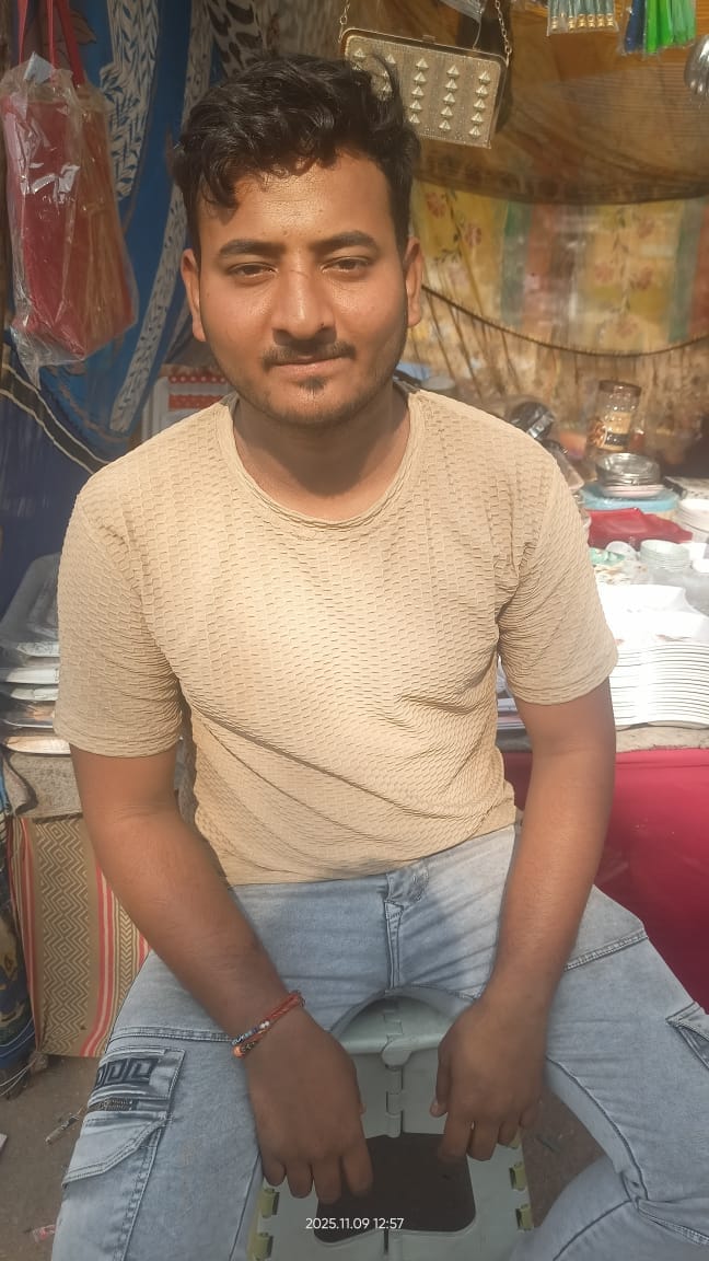 फोटो - 01 मेला परिसर में लगी दुकानों से खरीदारी करते लोग। संवाद