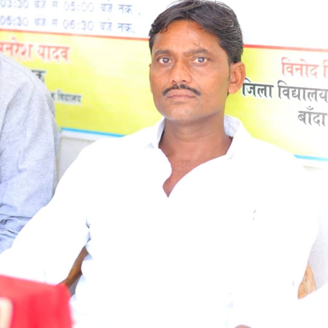 फोटो - 01 मेला परिसर में लगी दुकानों से खरीदारी करते लोग। संवाद
