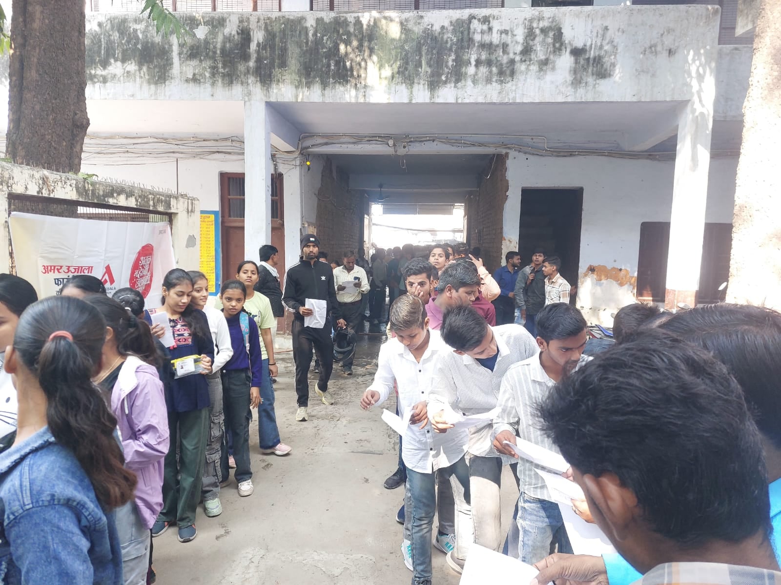 फोटो- 10 परीक्षा केंद्र में प्रवेश के लिए लाइन में लगे छात्र-छात्राएं। संवाद फोटो- 10 परीक्षा केंद्र में प्रवेश के लिए लाइन में लगे छात्र-छात्राएं। संवाद