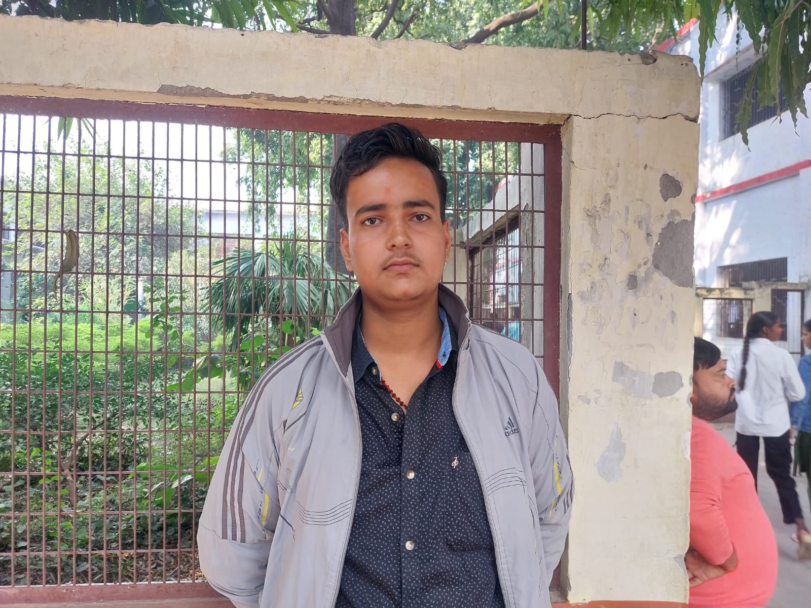 फोटो- 10 परीक्षा केंद्र में प्रवेश के लिए लाइन में लगे छात्र-छात्राएं। संवाद फोटो- 10 परीक्षा केंद्र में प्रवेश के लिए लाइन में लगे छात्र-छात्राएं। संवाद