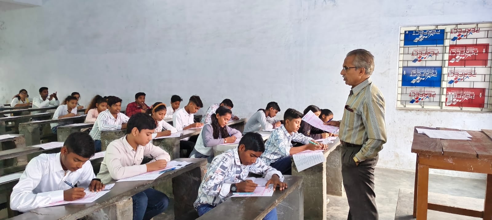 फोटो- 10 परीक्षा केंद्र में प्रवेश के लिए लाइन में लगे छात्र-छात्राएं। संवाद फोटो- 10 परीक्षा केंद्र में प्रवेश के लिए लाइन में लगे छात्र-छात्राएं। संवाद