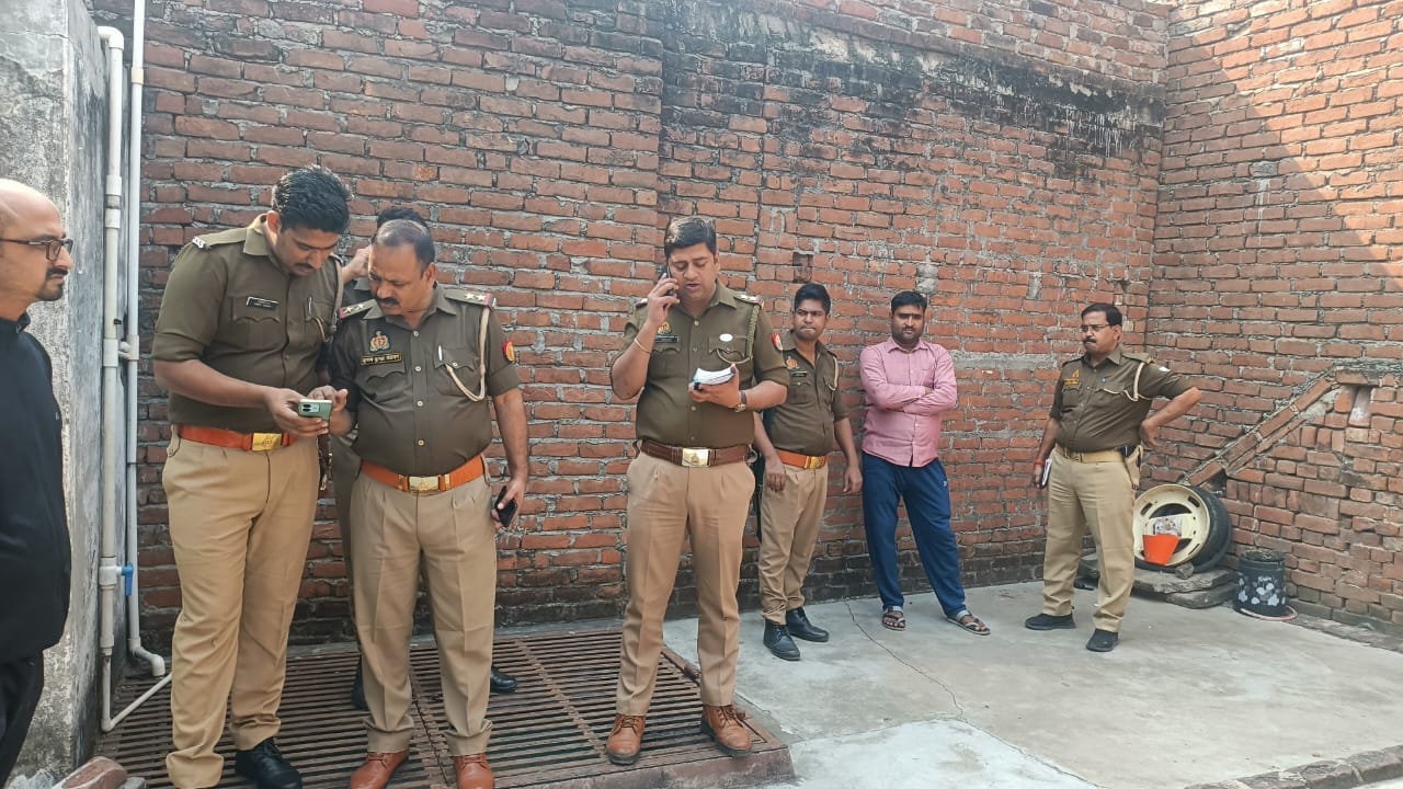 फोटो-23 गंगानगर में घटना के बाद रोते परिजन। संवाद