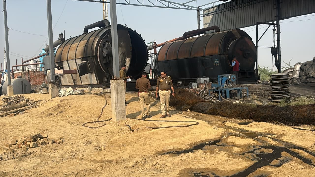 फोटो- 32 लोहिया अस्पताल की इमरजेंसी में भर्ती झुलसे कर्मियों का इलाज करते डाॅक्टर। संवाद फोटो- 32 लोहिया अस्पताल की इमरजेंसी में भर्ती झुलसे कर्मियों का इलाज करते डाॅक्टर। संवाद