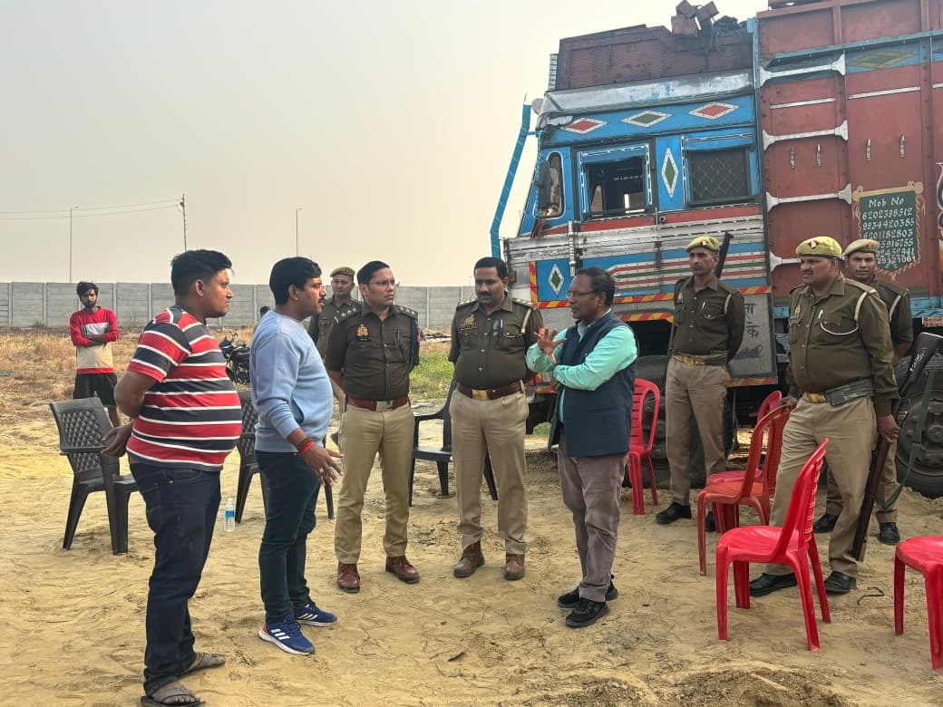 फोटो- 32 लोहिया अस्पताल की इमरजेंसी में भर्ती झुलसे कर्मियों का इलाज करते डाॅक्टर। संवाद फोटो- 32 लोहिया अस्पताल की इमरजेंसी में भर्ती झुलसे कर्मियों का इलाज करते डाॅक्टर। संवाद