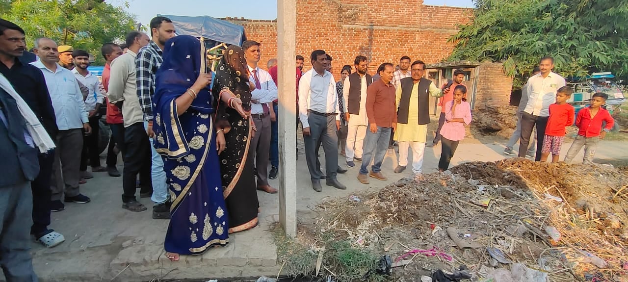 फोटो-36 गांव दारापुर में राशन वितरण की जानकारी करते प्रशिक्षु आईएएस। संवाद फोटो-36 गांव दारापुर में राशन वितरण की जानकारी करते प्रशिक्षु आईएएस। संवाद
