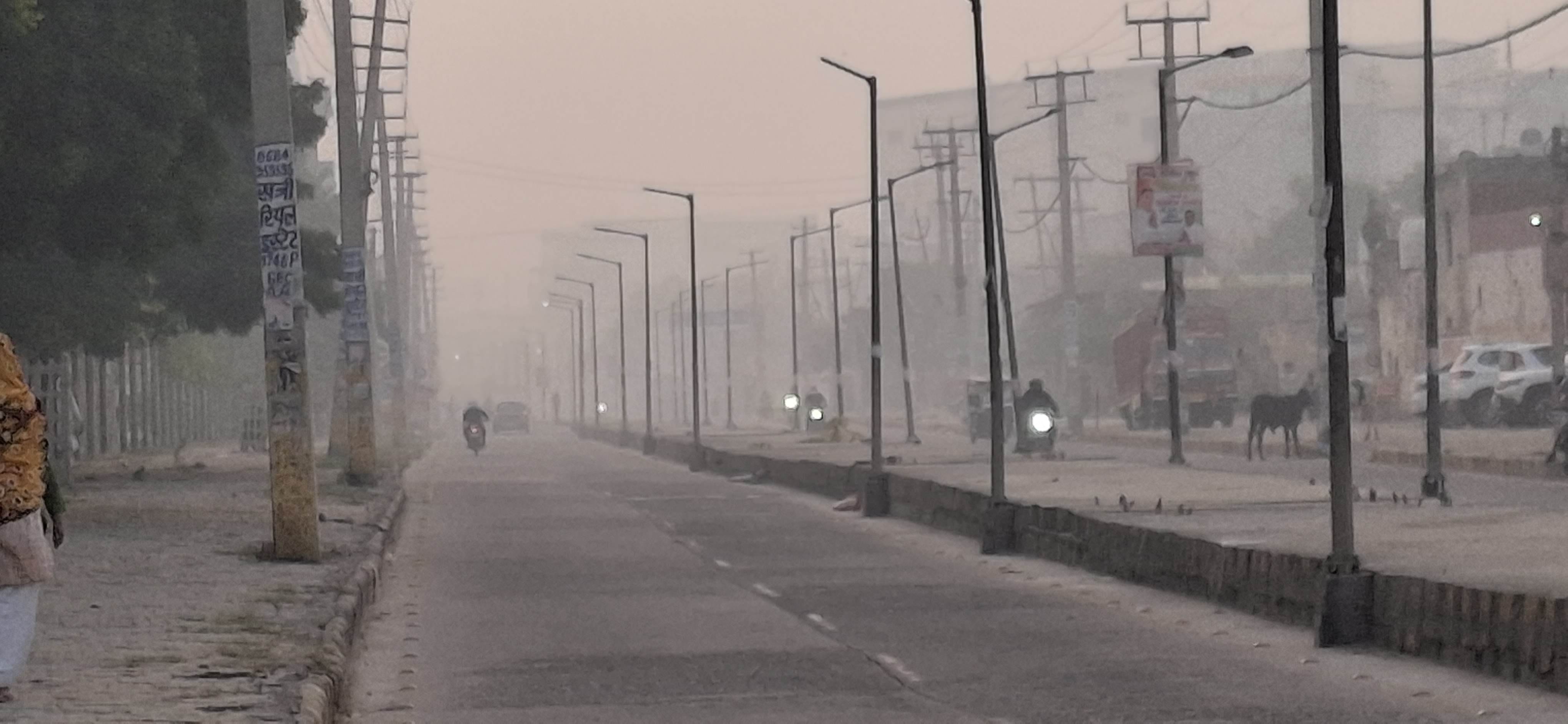 -फोटो 60 : शहर में सडक़ों पर पानी का छिडक़ाव करता टैंकर। संवाद