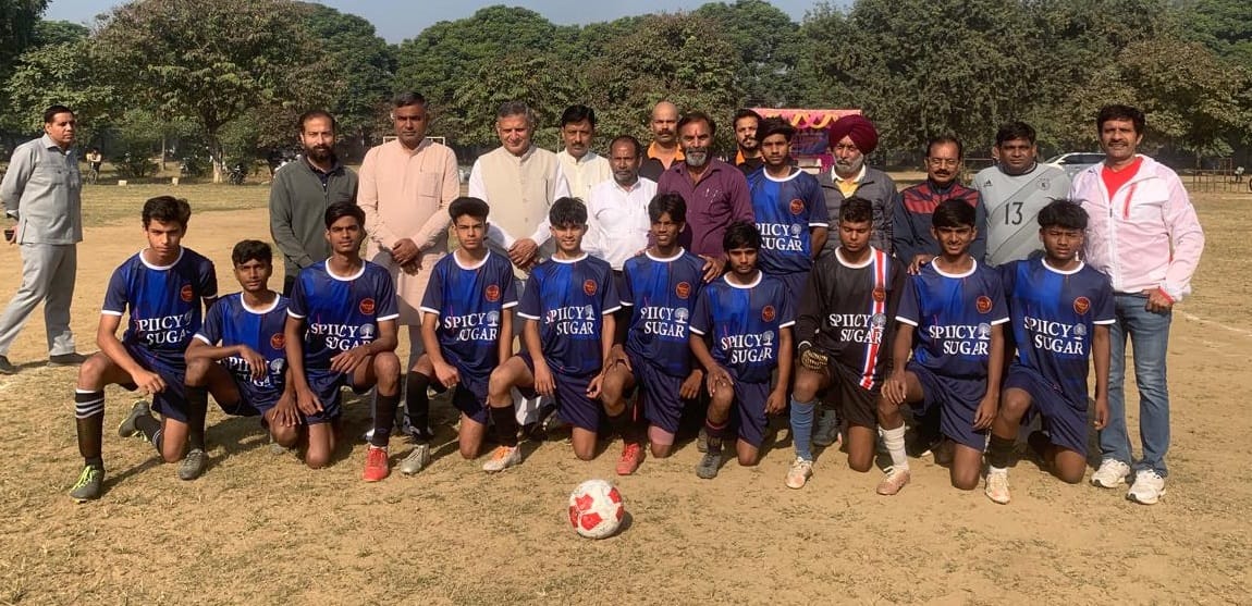 फुटबॉल लीग में हिस्सा लेते खिलाड़ी। संवाद फुटबॉल लीग में हिस्सा लेते खिलाड़ी। संवाद