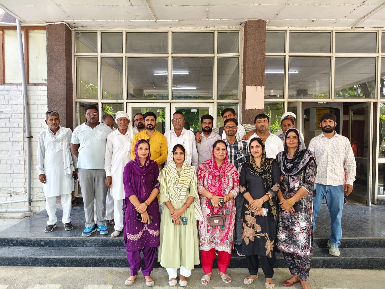 फतेहाबाद के लघु सचिवालय में अविश्वास प्रस्ताव गिरने के बाद जीत का निशान दिखाती चेयरपर्सन पूजा र फतेहाबाद के लघु सचिवालय में अविश्वास प्रस्ताव गिरने के बाद जीत का निशान दिखाती चेयरपर्सन पूजा र