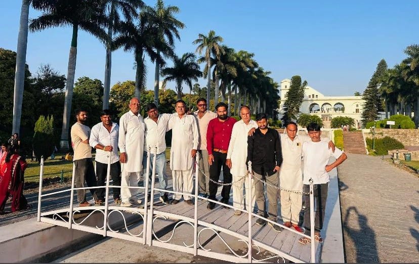 फतेहाबाद के लघु सचिवालय में अविश्वास प्रस्ताव गिरने के बाद जीत का निशान दिखाती चेयरपर्सन पूजा र फतेहाबाद के लघु सचिवालय में अविश्वास प्रस्ताव गिरने के बाद जीत का निशान दिखाती चेयरपर्सन पूजा र