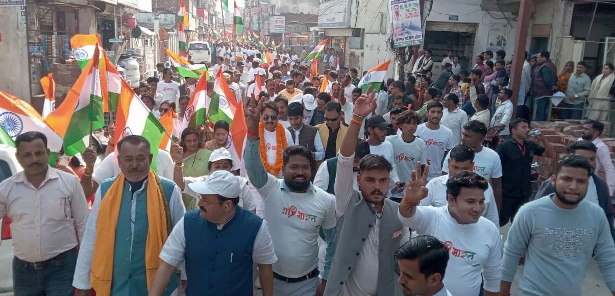 गदियाना में यूनिटी मार्च कार्यक्रम में बोलते वित्त मंत्री सुरेश कुमार खन्ना व मौजूद जनप्रतिनिध