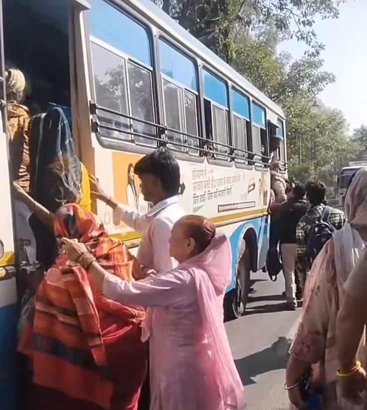 हंगामा करतीं महिलाओं को समझाती पुलिस। संवाद