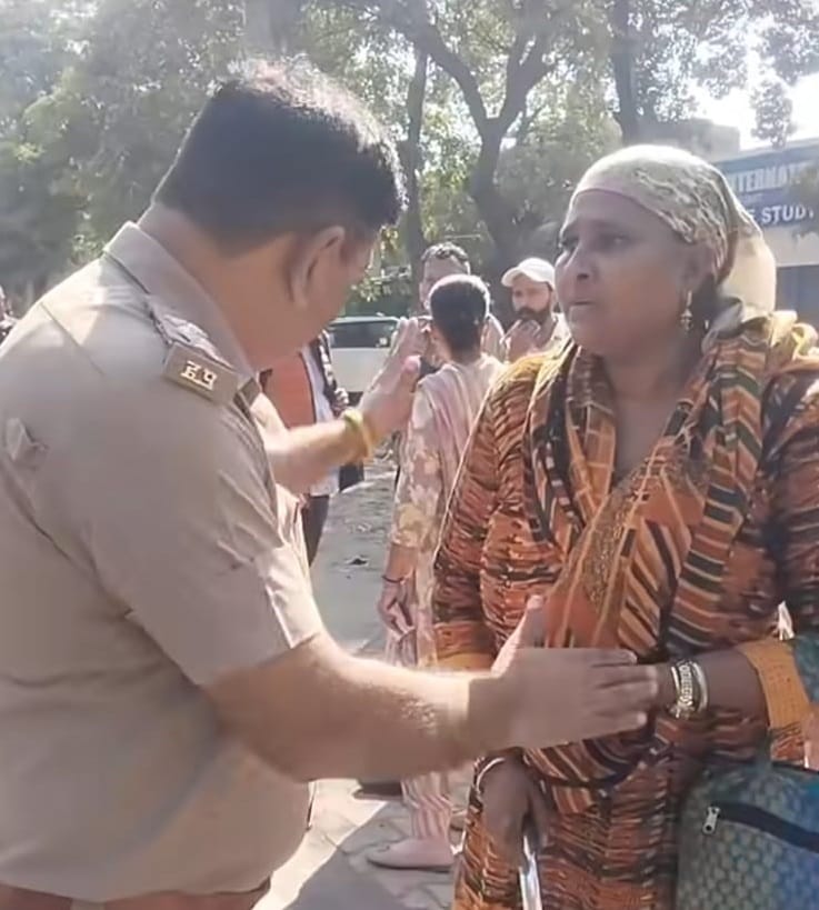 हंगामा करतीं महिलाओं को समझाती पुलिस। संवाद