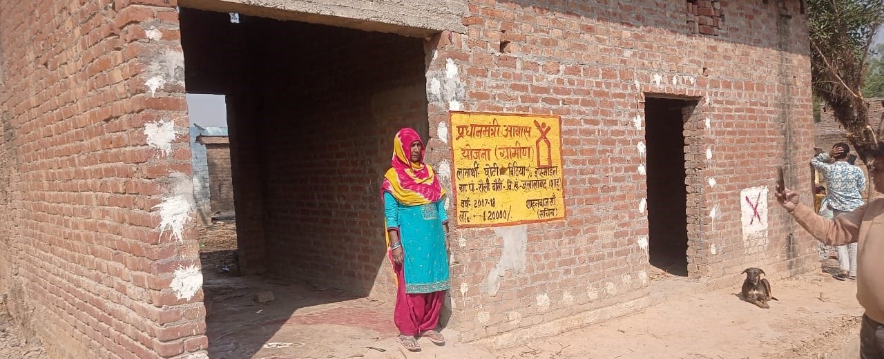 जलालाबाद के रौली बौरी गांव में श्मशान की जमीन पर बना आलीशन भवन। संवाद