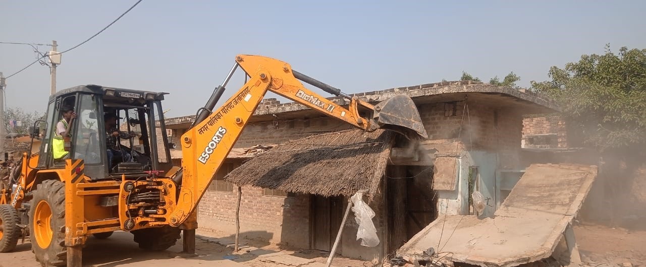 जलालाबाद के रौली बौरी गांव में श्मशान की जमीन पर बना आलीशन भवन। संवाद