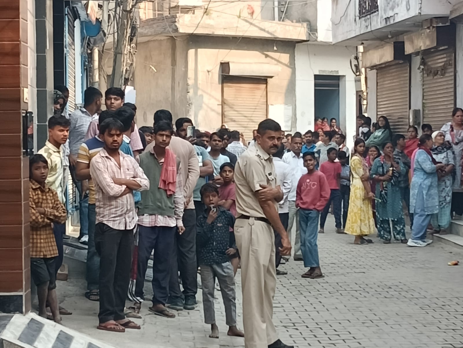 जाटल रोड पर फैक्टरी में लगी आग। संवाद जाटल रोड पर फैक्टरी में लगी आग। संवाद