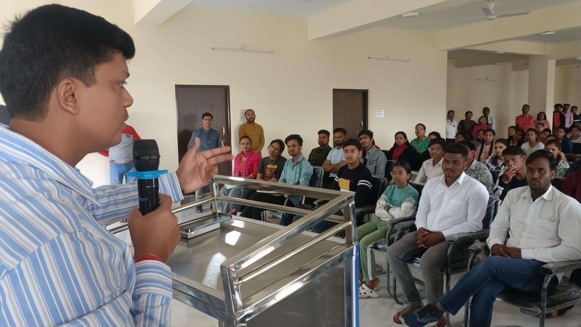 क्लास लेकर बच्चो को पढ़ाते कलेक्टर 