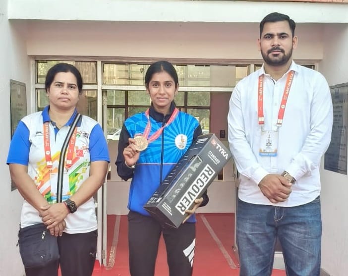 कुरुक्षेत्र। स्वर्ण पदक विजेता अंजलि को प्रोत्साहित करते जिला सचिव मणि कुमार एवं एथलेटिक्स कोच कुरुक्षेत्र। स्वर्ण पदक विजेता अंजलि को प्रोत्साहित करते जिला सचिव मणि कुमार एवं एथलेटिक्स कोच