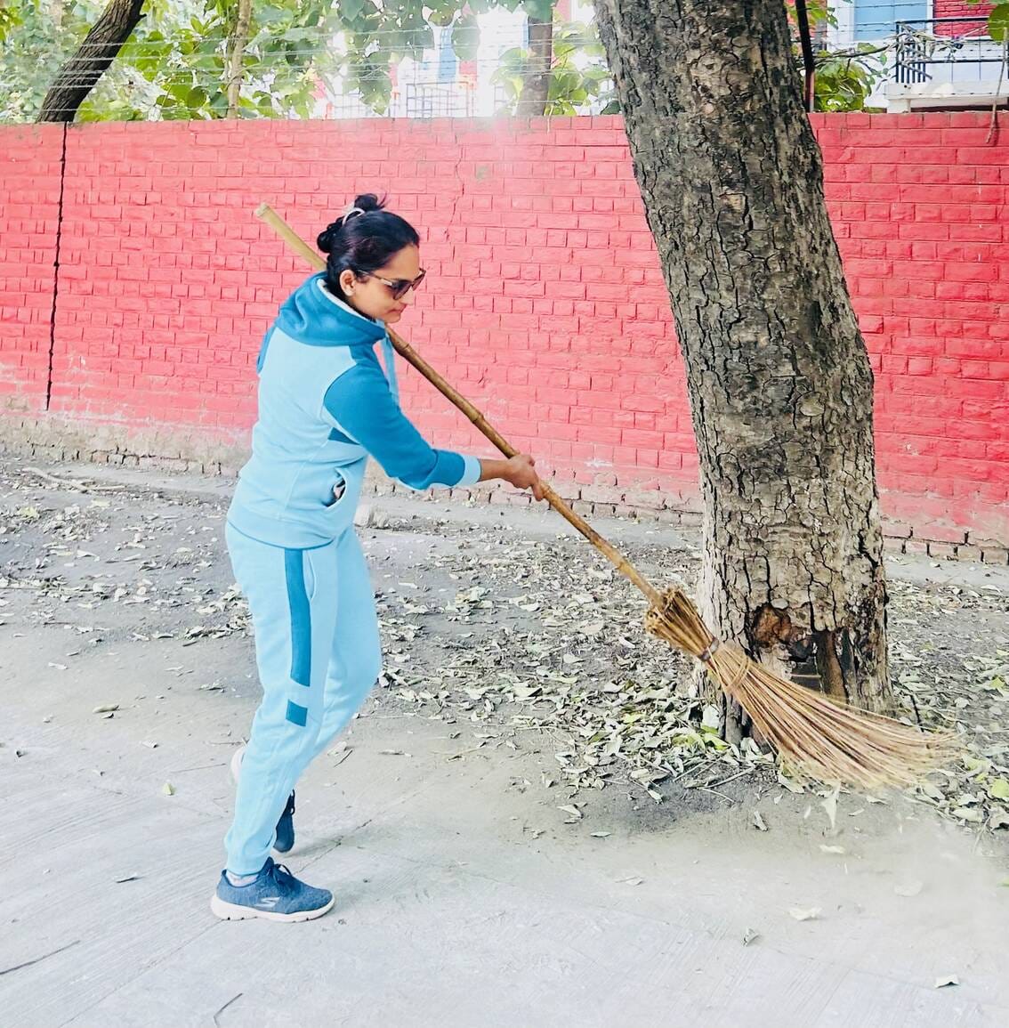 कुरुक्षेत्र। श्रमदान करती कार्यक्रम अधिकारी डॉ. निधि माथुर। स्वयं