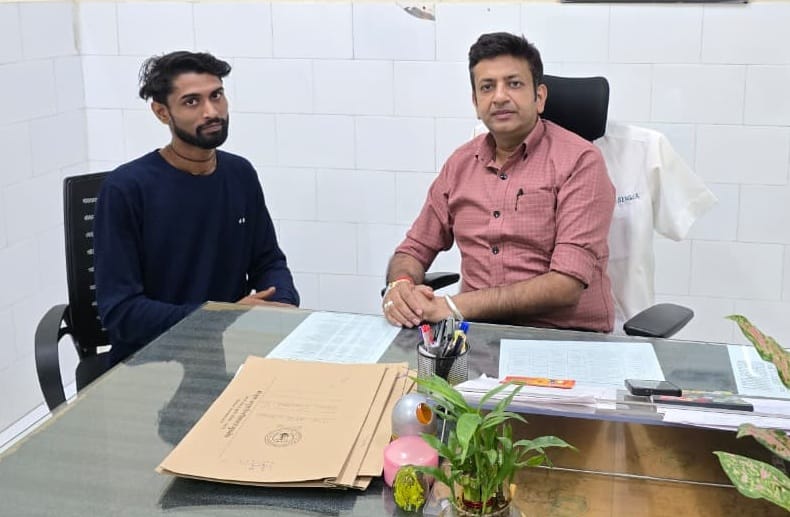 कुरुक्षेत्र।मरीज के साथ डॉ. राजा सिंगला। विज्ञप्ति