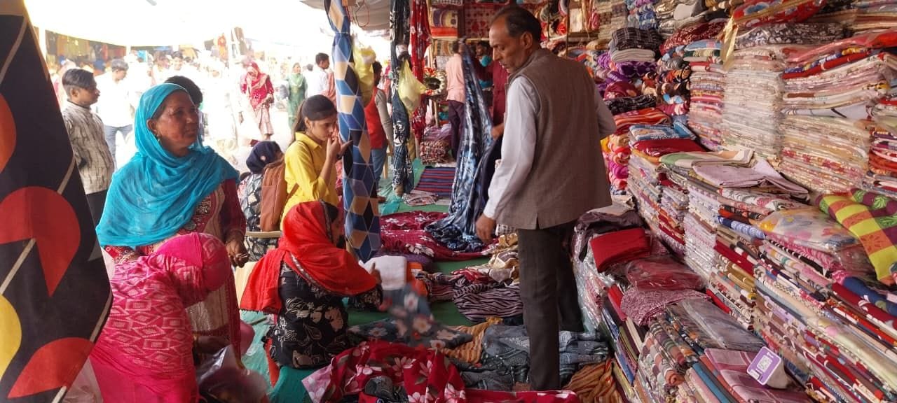 मेला देखने ट्रैक्टर में जाता आसपास के गांव का एक परिवार। संवाद
