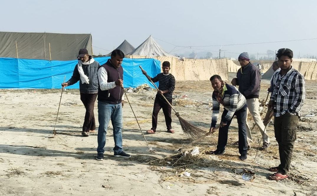 मेला देखने ट्रैक्टर में जाता आसपास के गांव का एक परिवार। संवाद
