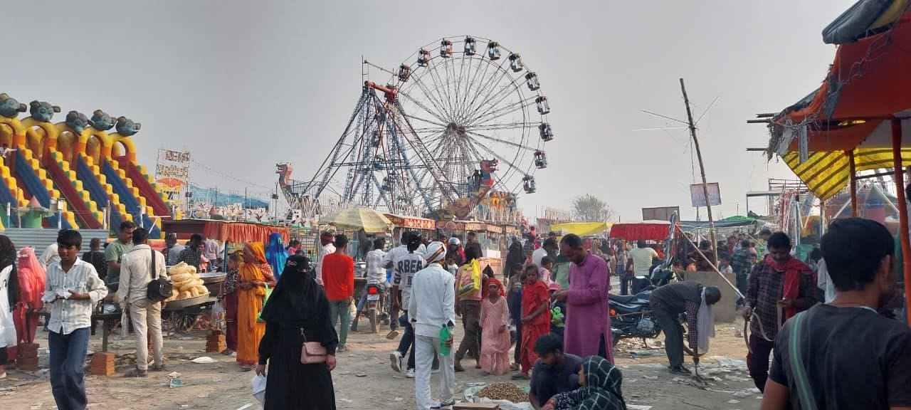 मेला देखने ट्रैक्टर में जाता आसपास के गांव का एक परिवार। संवाद