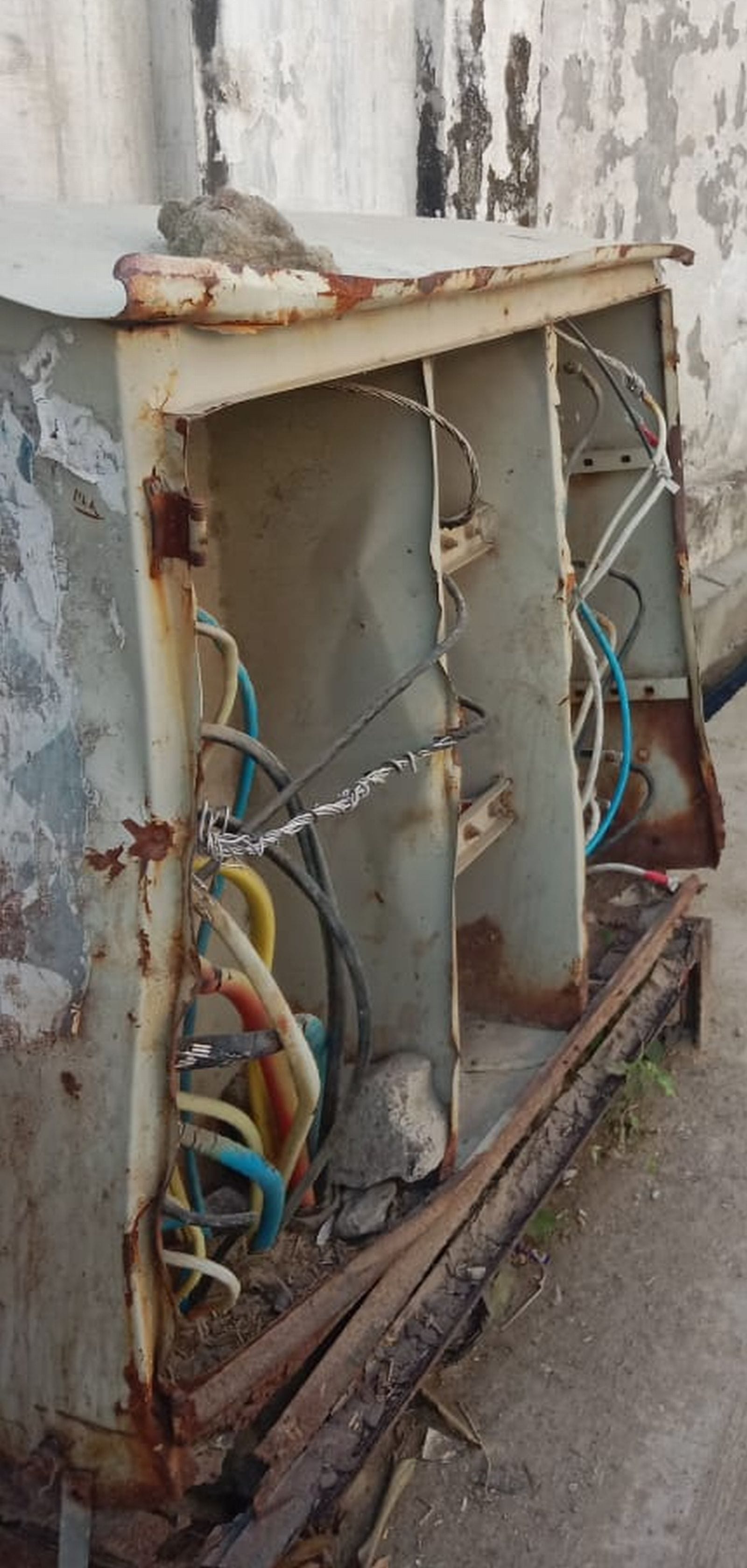 नेकपुर गली नंबर एक में खुला पड़ा अंडरग्राउंड केबल बॉक्स। संवाद