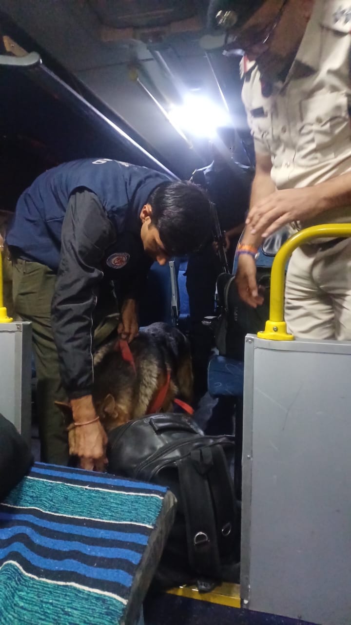 नारनौल में वाहनों की जांच करते पुलिस। स्रोत पुलिस नारनौल में वाहनों की जांच करते पुलिस। स्रोत पुलिस