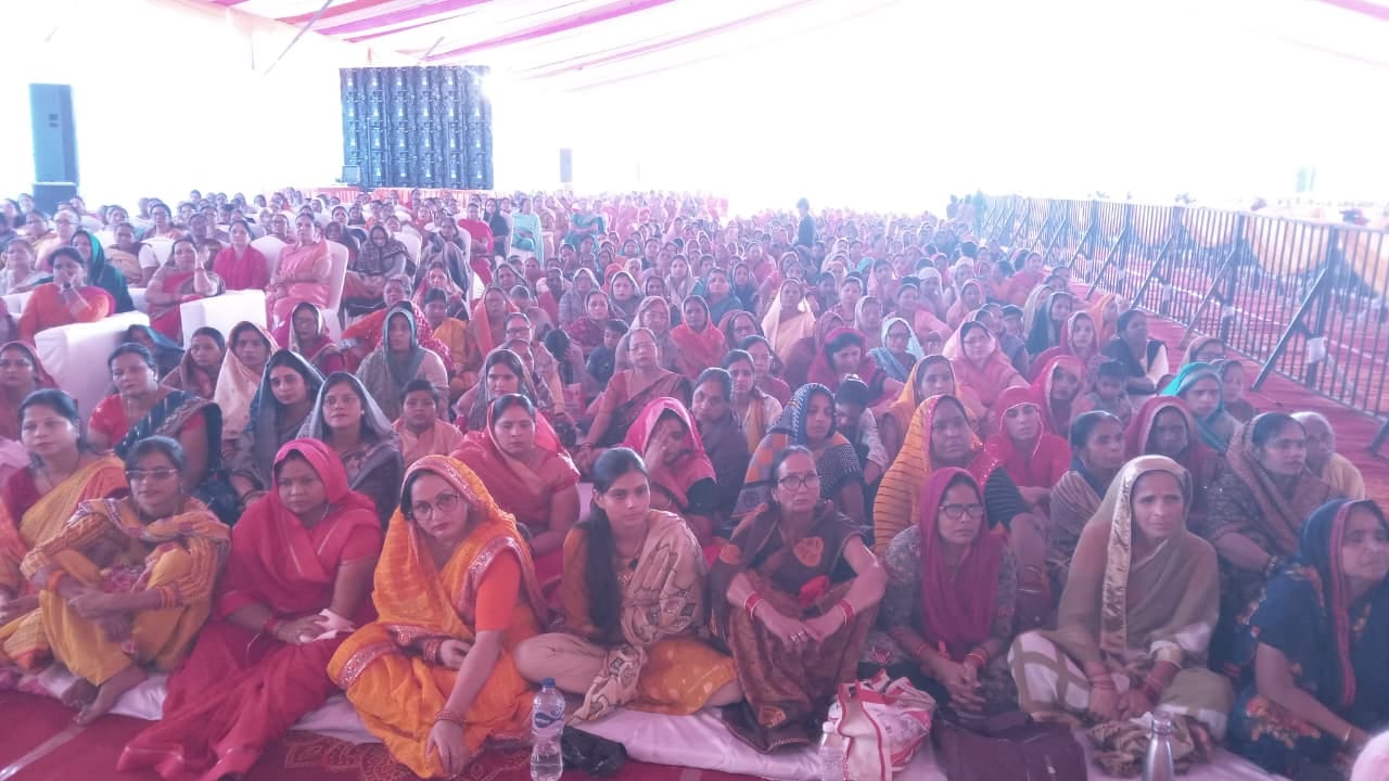 ओसीएफ रामलीला में कथा सुनाते संत विजय कौशल। संवाद
