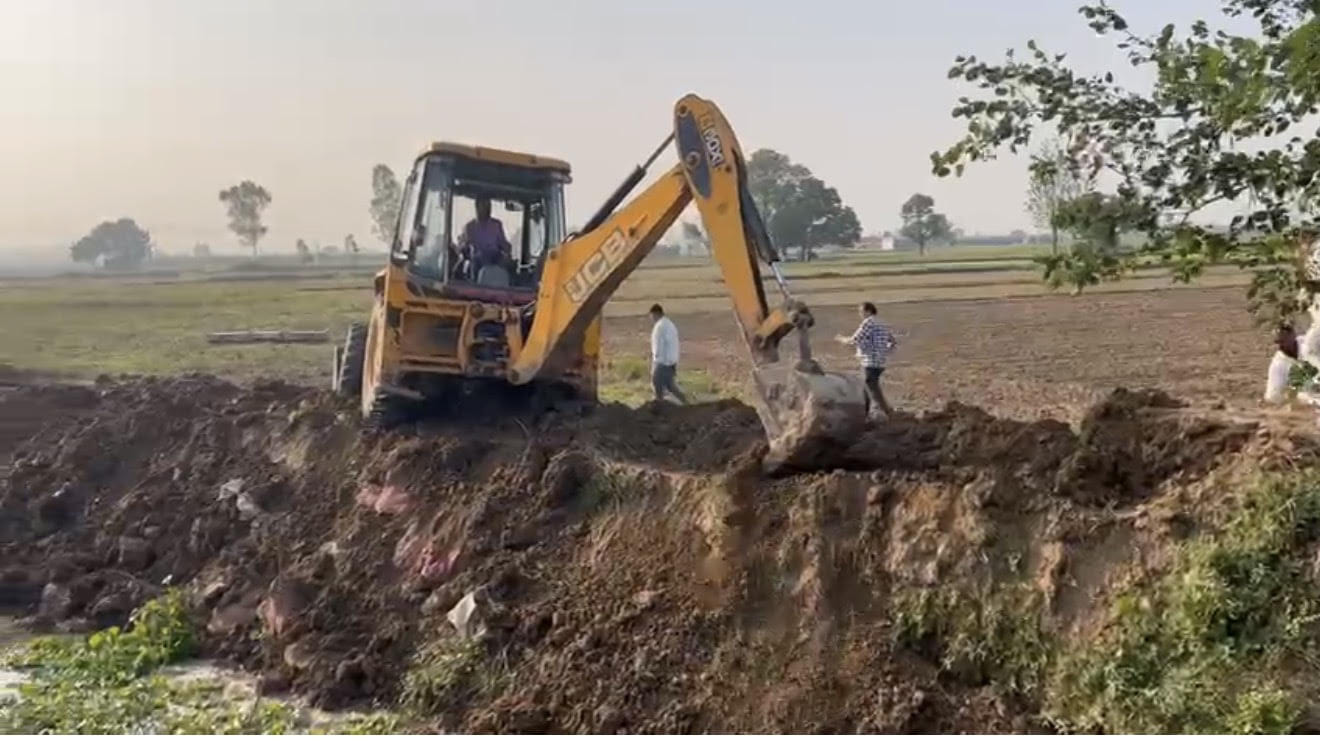 पिहोवा।  सरस्वती नदी के किनारे को पक्का करने के लिए किया जा रहा कार्य। संवाद 