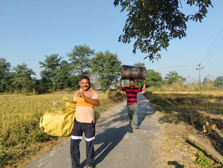 परगवाल में फंडाई के लिए खेत में ड्रम ले जा रहा किसान. स्रोत संवाद