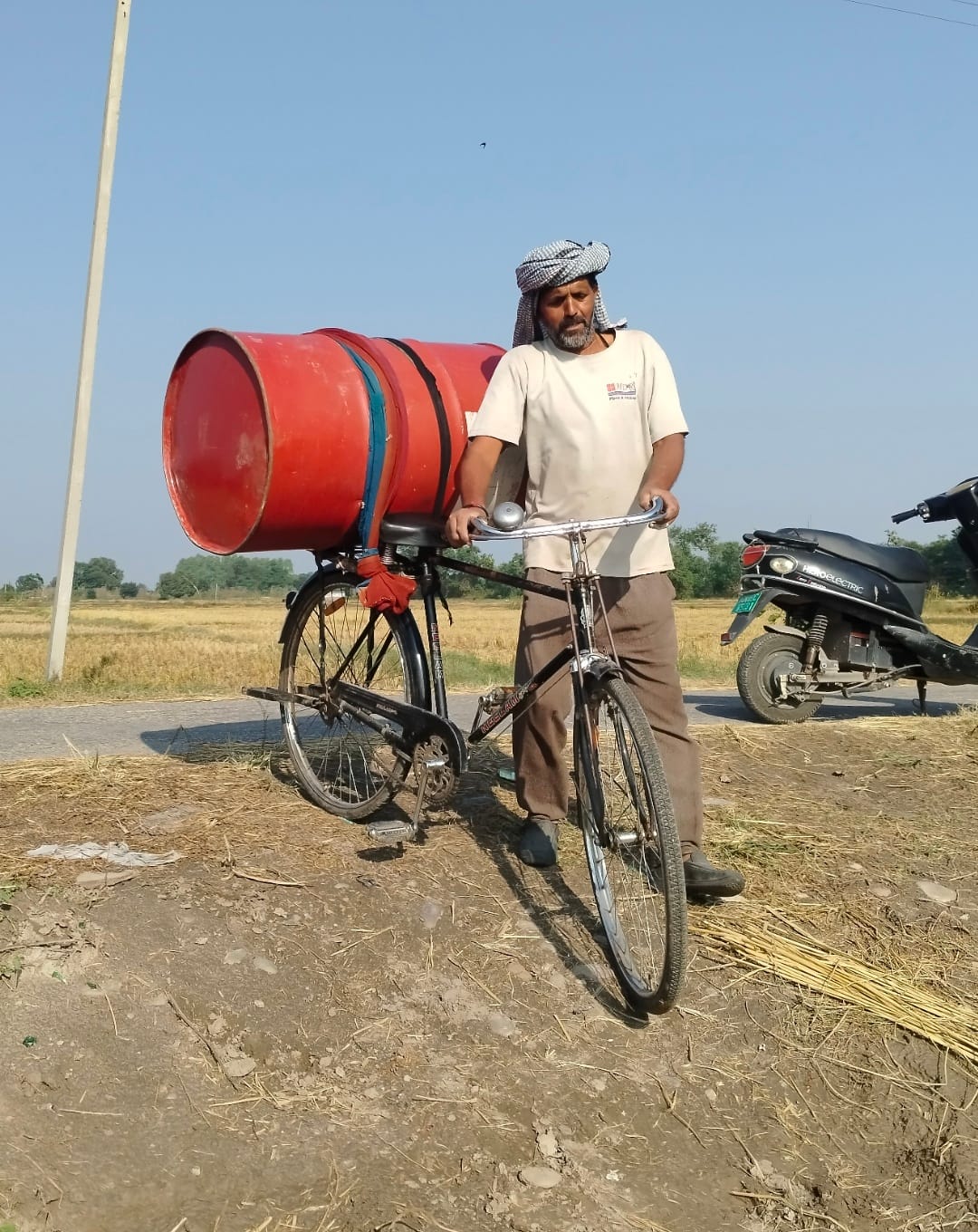 परगवाल में फंडाई के लिए खेत में ड्रम ले जा रहा किसान. स्रोत संवाद