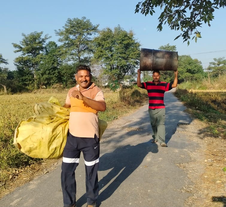 परगवाल में फंडाई के लिए खेत में ड्रम ले जा रहा किसान. स्रोत संवाद
