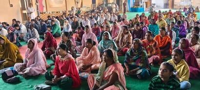 प्रवचन करतीं साध्वी नीलम भारती व अन्य। आयोजक प्रवचन करतीं साध्वी नीलम भारती व अन्य। आयोजक