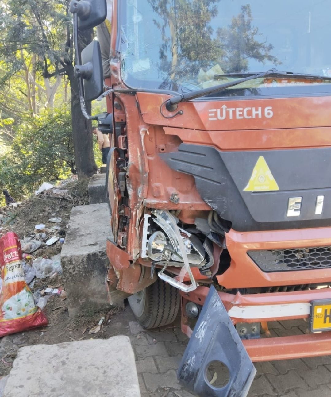 परवाणू में ट्रक और गाड़ी की टक्कर से हुआ नुकसान। संवाद परवाणू में ट्रक और गाड़ी की टक्कर से हुआ नुकसान। संवाद