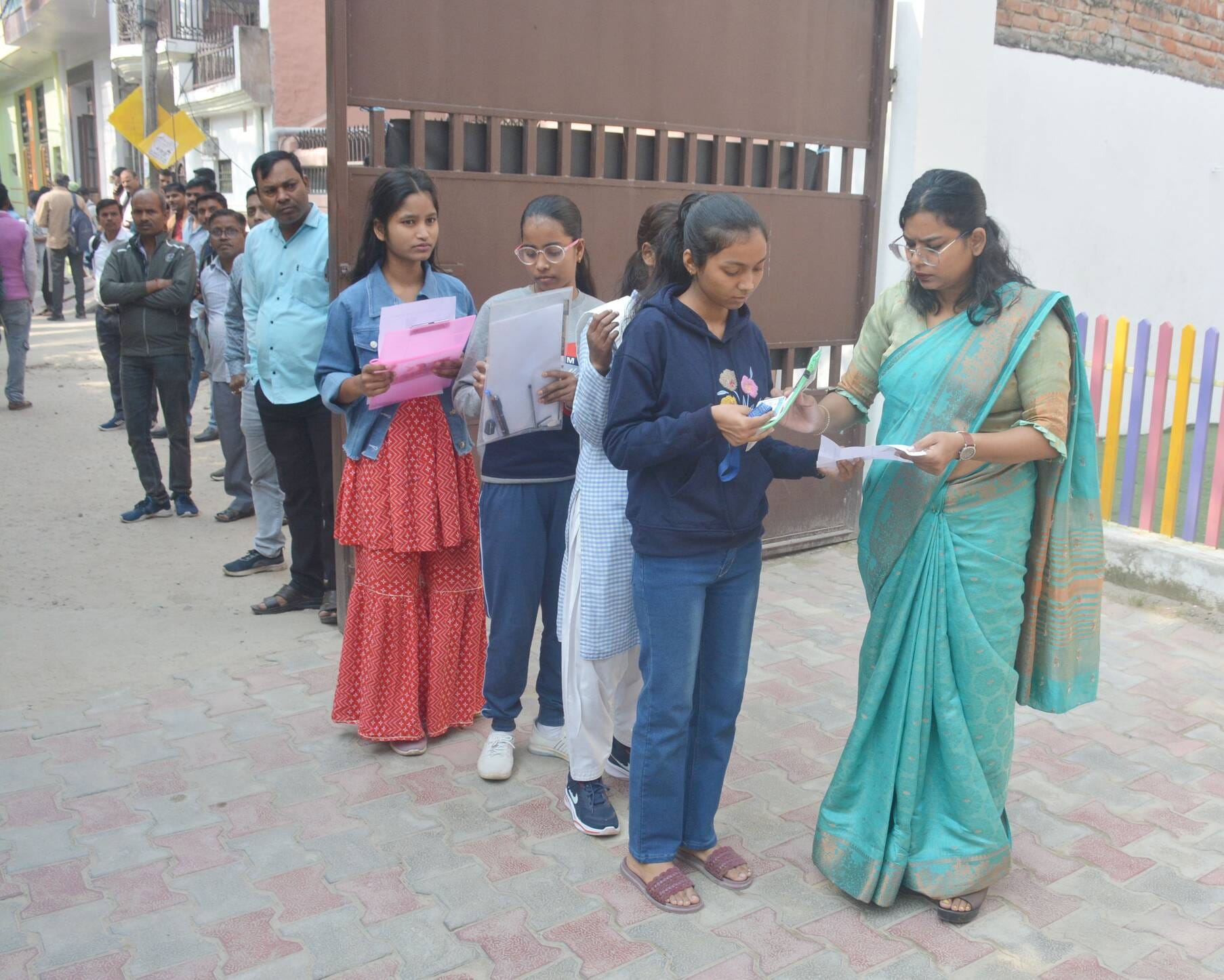 राजधानी के दो केंद्रों पर हुई अतुल माहेश्वरी छात्रवृत्ति परीक्षा। राजधानी के दो केंद्रों पर हुई अतुल माहेश्वरी छात्रवृत्ति परीक्षा।