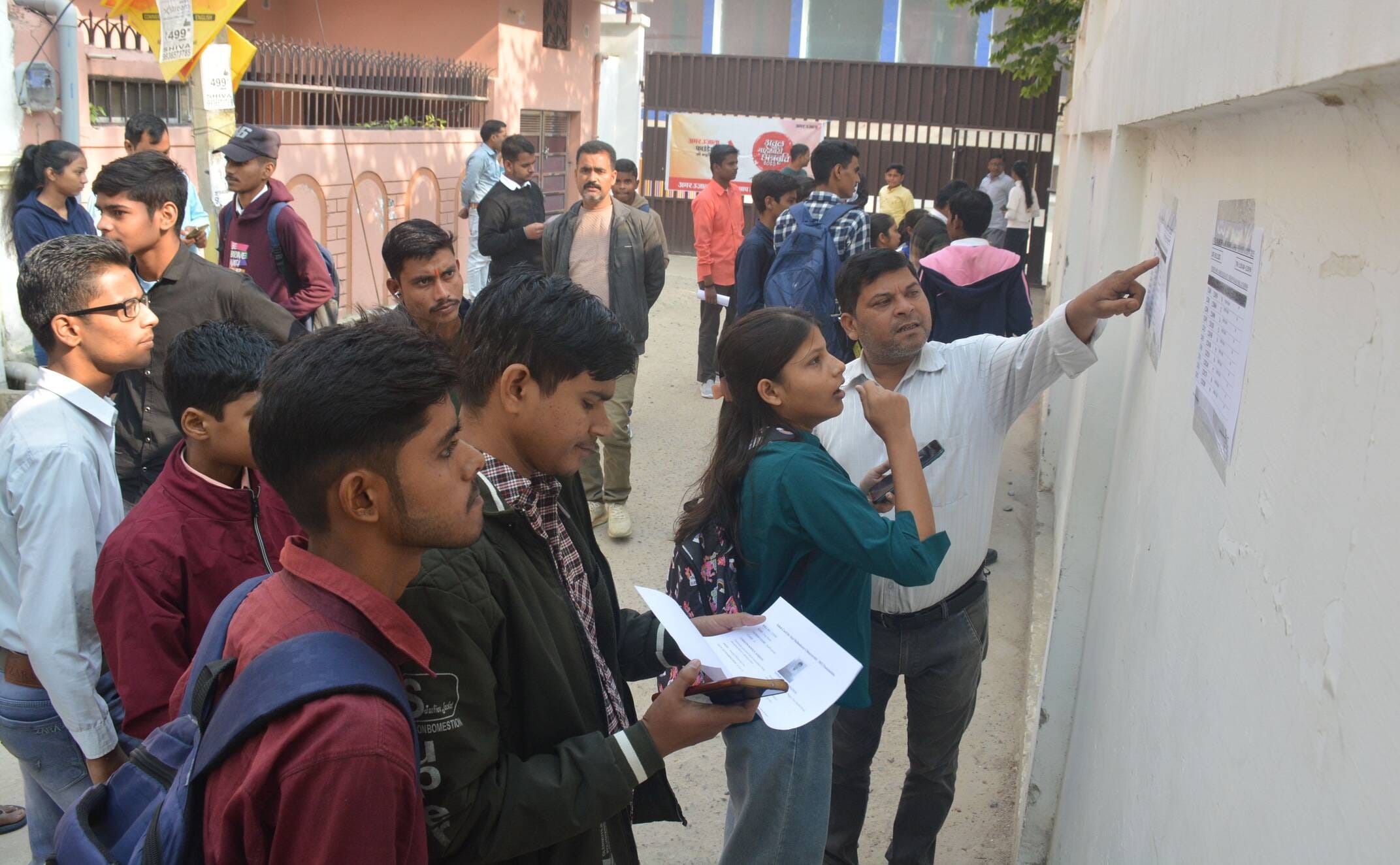 राजधानी के दो केंद्रों पर हुई अतुल माहेश्वरी छात्रवृत्ति परीक्षा। राजधानी के दो केंद्रों पर हुई अतुल माहेश्वरी छात्रवृत्ति परीक्षा।