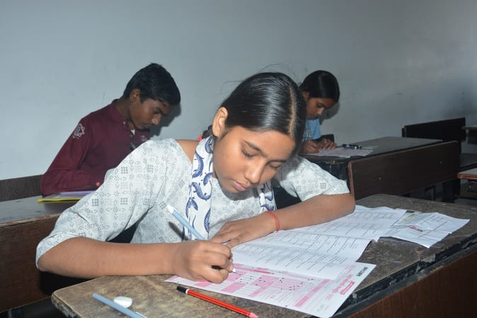 राजधानी के दो केंद्रों पर हुई अतुल माहेश्वरी छात्रवृत्ति परीक्षा। राजधानी के दो केंद्रों पर हुई अतुल माहेश्वरी छात्रवृत्ति परीक्षा।