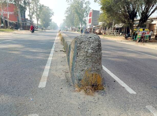 संभल में टूटा डिवाइडर जिसके निकल रहे सरिये भी। संवाद