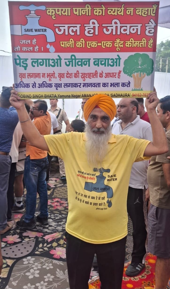 सबमर्सिबल की लीकेज ठीक करते गोविंद सिंह भाटिया। स्वयं