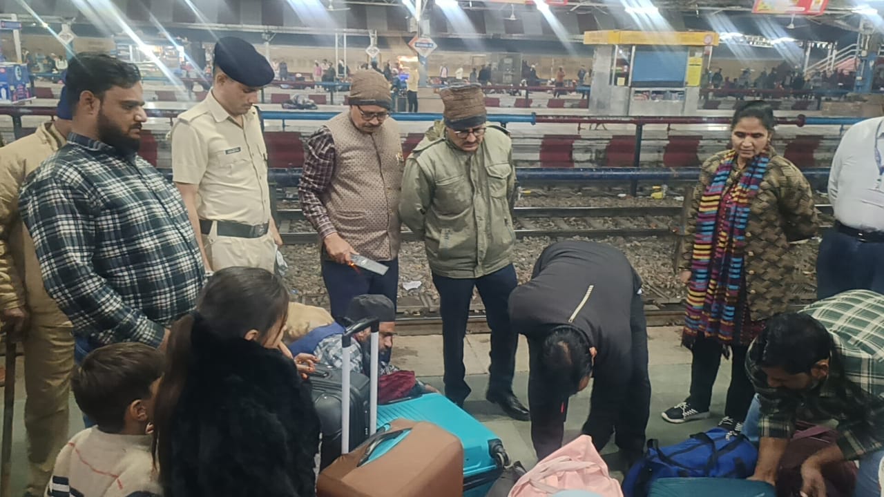 सोरोंजी में चेकिंग अभियान के तहत होटल के रजिस्टर खंगालती करती पुलिस। संवाद सोरोंजी में चेकिंग अभियान के तहत होटल के रजिस्टर खंगालती करती पुलिस। संवाद