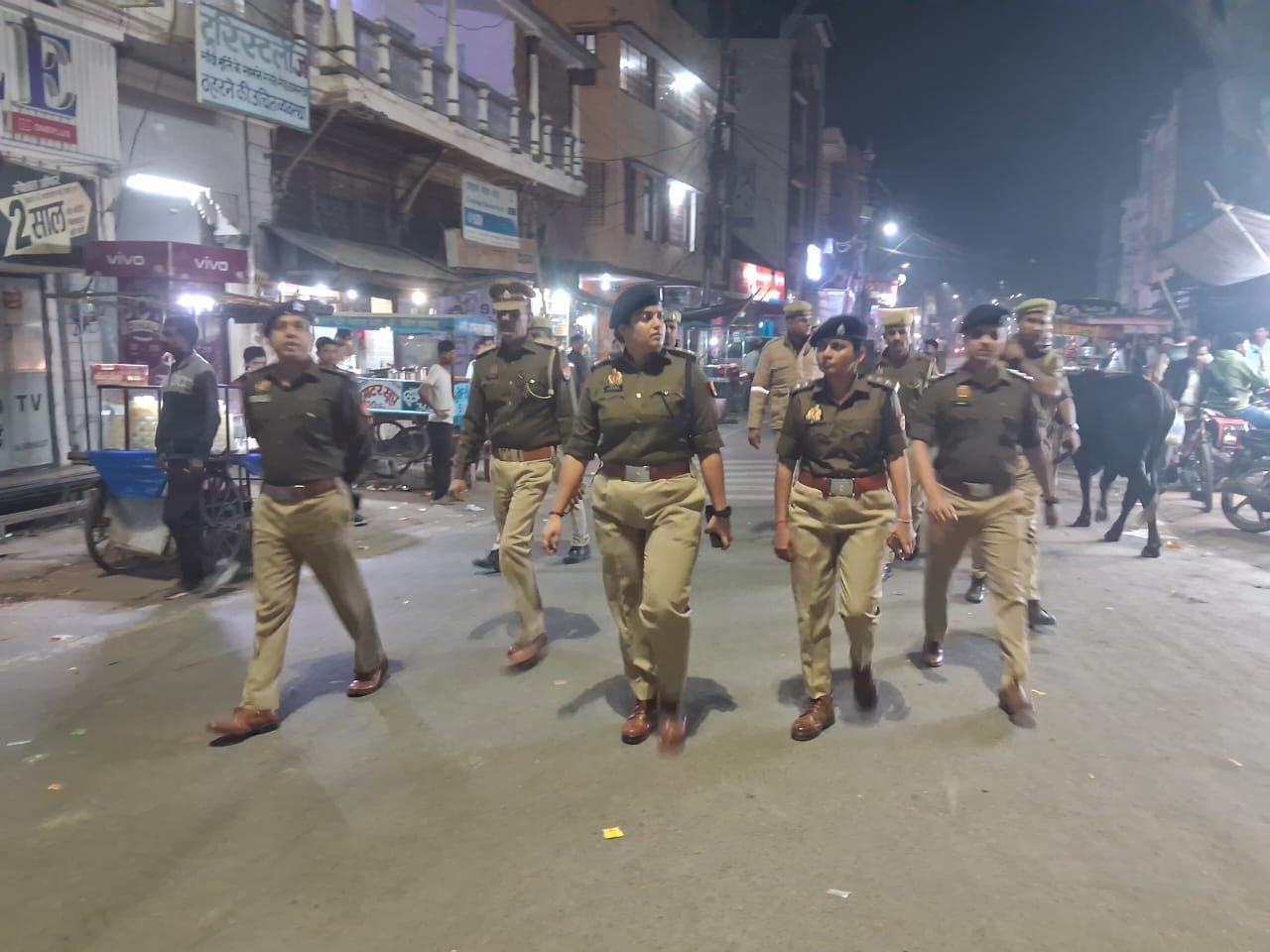 सोरोंजी में चेकिंग अभियान के तहत होटल के रजिस्टर खंगालती करती पुलिस। संवाद सोरोंजी में चेकिंग अभियान के तहत होटल के रजिस्टर खंगालती करती पुलिस। संवाद