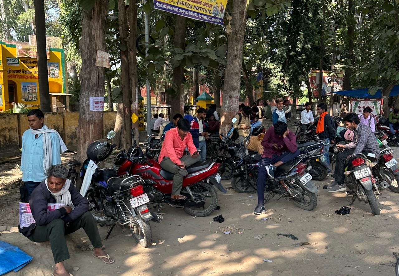शहर के एसएन इंटर कॉलेज में बनी केंद्र से परीक्षा देकर निकलते बच्चे। संवाद शहर के एसएन इंटर कॉलेज में बनी केंद्र से परीक्षा देकर निकलते बच्चे। संवाद