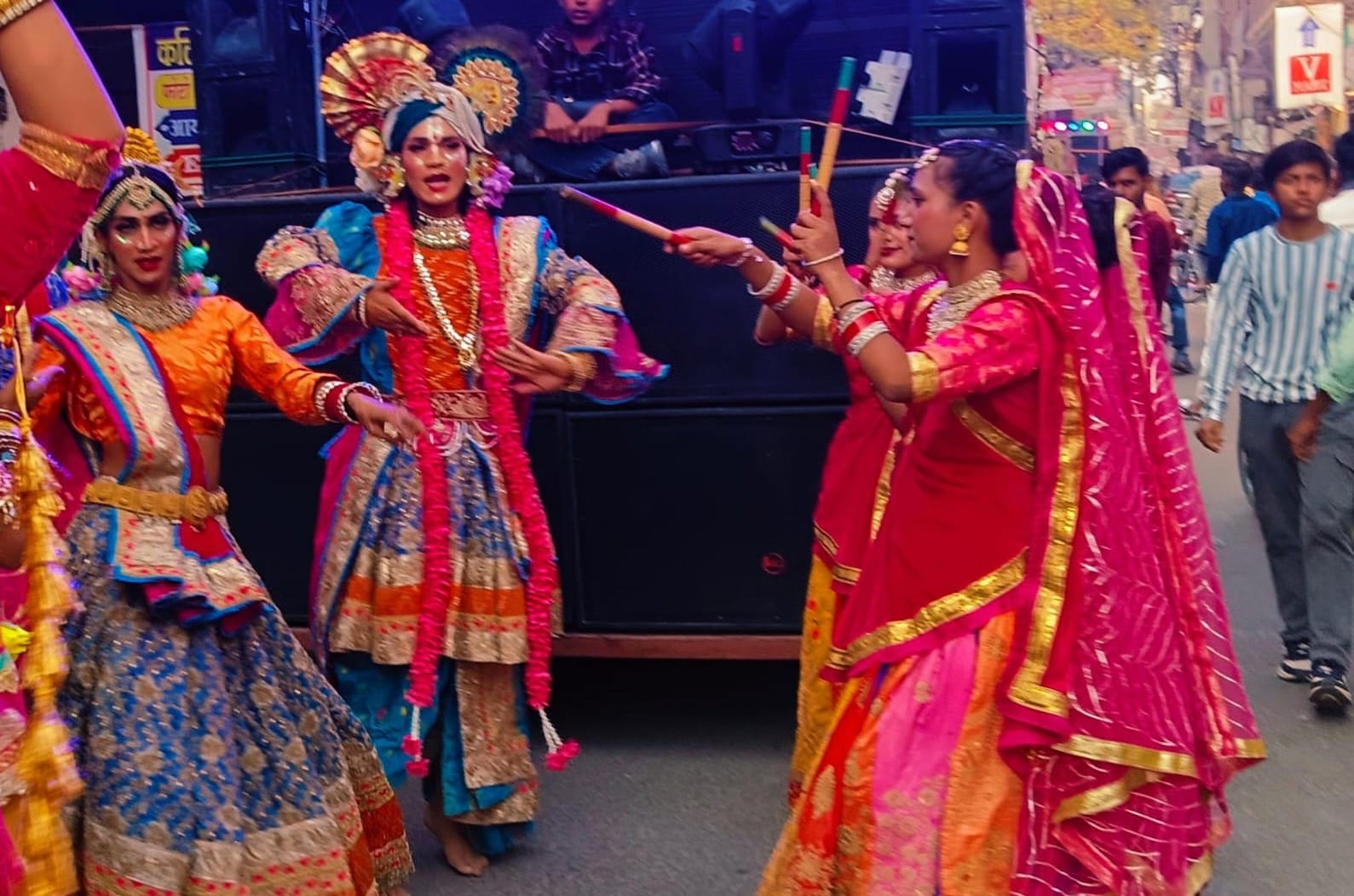 शहर में श्री साईं महापालकी शोभायात्रा में शामिल भक्त। स्रोत: जागरूक पाठक शहर में श्री साईं महापालकी शोभायात्रा में शामिल भक्त। स्रोत: जागरूक पाठक