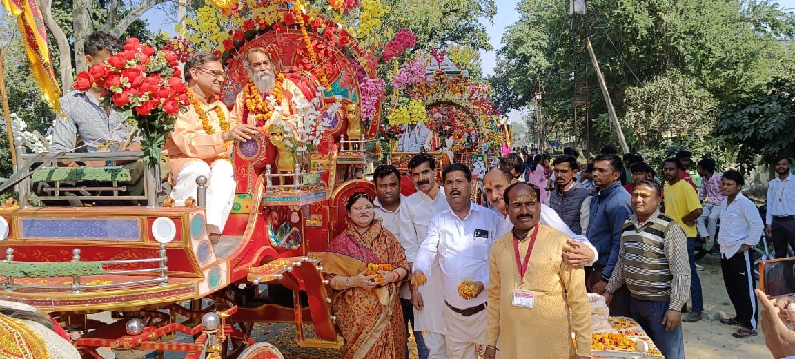 श्रीमद् भागवत कथा की कलश यात्रा में शामिल श्रद्धालु स्रोत संवाद श्रीमद् भागवत कथा की कलश यात्रा में शामिल श्रद्धालु स्रोत संवाद